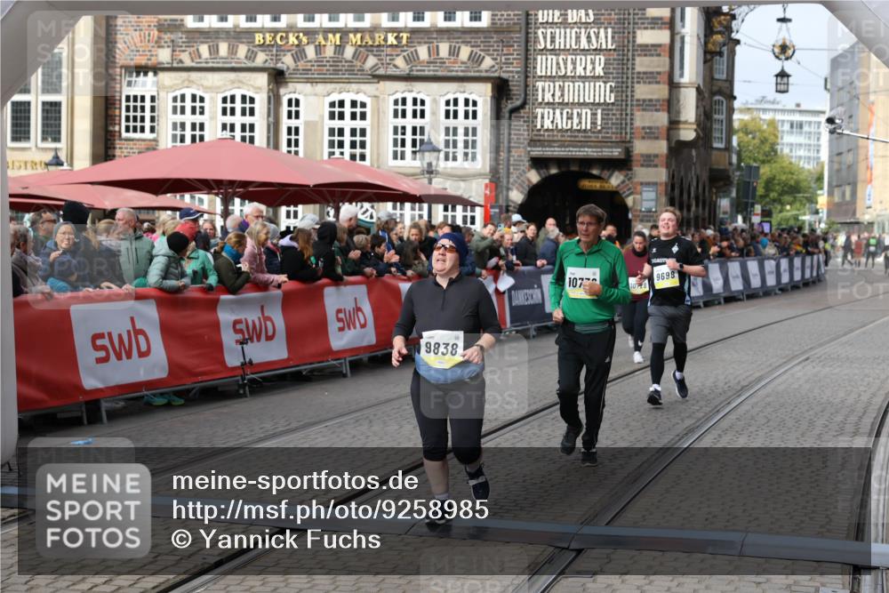 05.10.2025 - 20. swb-Marathon Bremen Yannick Fuchs http://msf.ph/oto/9258985 05.10.2025 11:17:01 Ziel 9698, 9838, 10736 meine-sportfotos.de