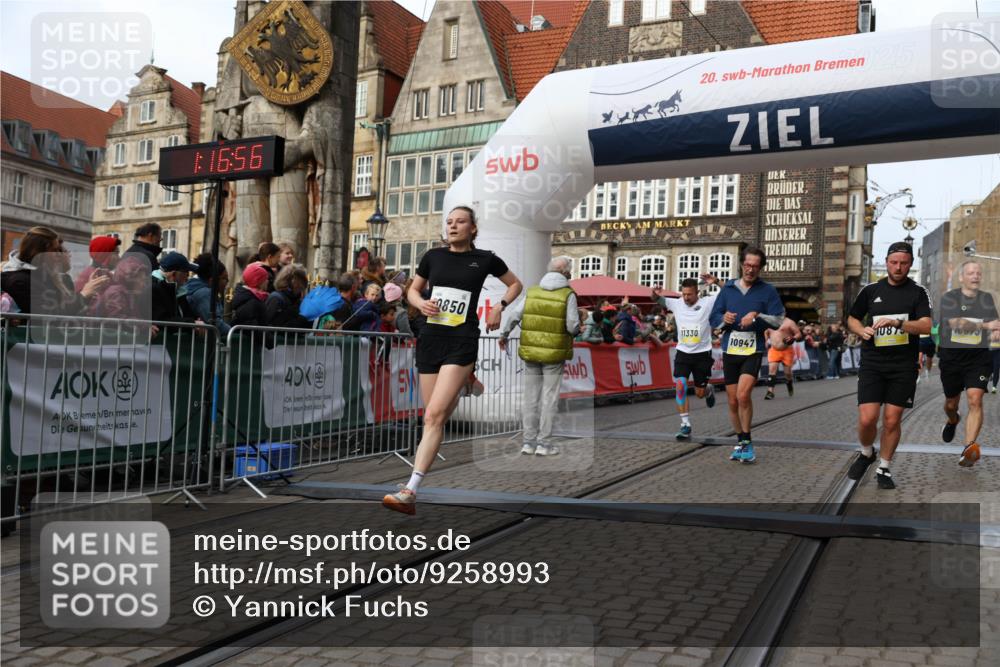 05.10.2025 - 20. swb-Marathon Bremen Yannick Fuchs http://msf.ph/oto/9258993 05.10.2025 10:47:45 Ziel 9339, 9377, 9924, 10073, 10676, 10850, 10875, 10947, 11330, 11409, 11708 meine-sportfotos.de