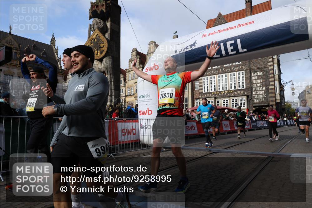 05.10.2025 - 20. swb-Marathon Bremen Yannick Fuchs http://msf.ph/oto/9258995 05.10.2025 10:56:21 Ziel 9258, 9811, 9855, 9968, 10006, 10009, 10989, 10992, 11095, 11364, 11366, 11554, 11620, 11630, 11693, 11741 meine-sportfotos.de