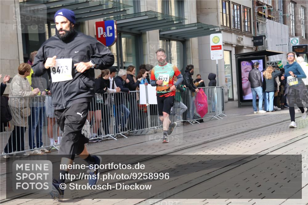 05.10.2025 - 20. swb-Marathon Bremen Strokosch-Dieckow http://msf.ph/oto/9258996 05.10.2025 10:59:28 Ziel 9378, 9381, 9473, 9612, 9673, 9991, 10209, 10290, 10291, 10420, 10760, 11267, 11444, 11456, 11582, 11639, 11644, 11720, 9378, 9381, 9473, 9612, 9673, 9991, 10209, 10290, 10291, 10420, 10760, 11267, 11444, 11456, 11582, 11639, 11644, 11720 meine-sportfotos.de