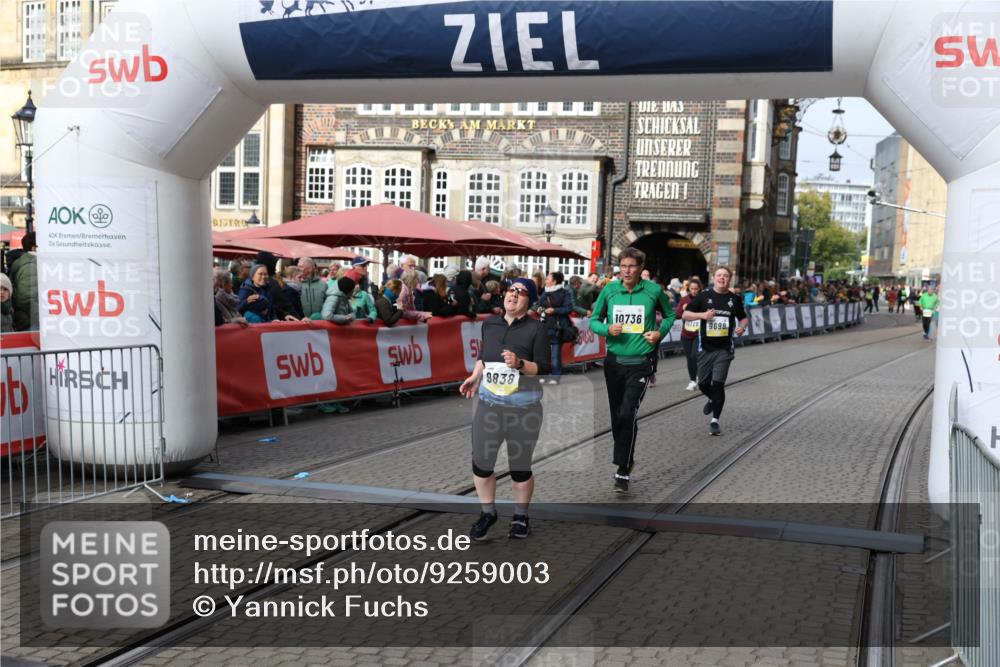 05.10.2025 - 20. swb-Marathon Bremen Yannick Fuchs http://msf.ph/oto/9259003 05.10.2025 11:17:02 Ziel 9698, 9838, 10736 meine-sportfotos.de