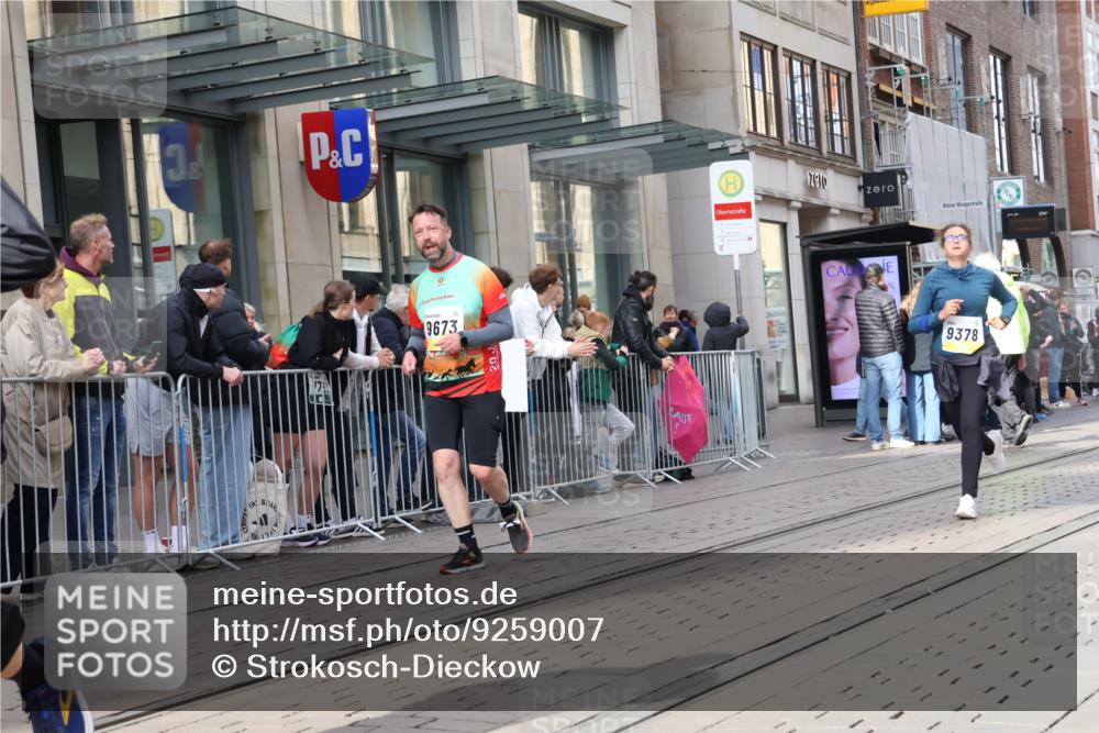 05.10.2025 - 20. swb-Marathon Bremen Strokosch-Dieckow http://msf.ph/oto/9259007 05.10.2025 10:59:29 Ziel 9005, 9378, 9381, 9473, 9612, 9673, 9991, 10209, 10290, 10291, 10311, 10420, 10760, 11267, 11444, 11456, 11582, 11639, 11644, 11720, 9005, 9378, 9381, 9473, 9612, 9673, 9991, 10209, 10290, 10291, 10311, 10420, 10760, 11267, 11444, 11456, 11582, 11639, 11644, 11720 meine-sportfotos.de