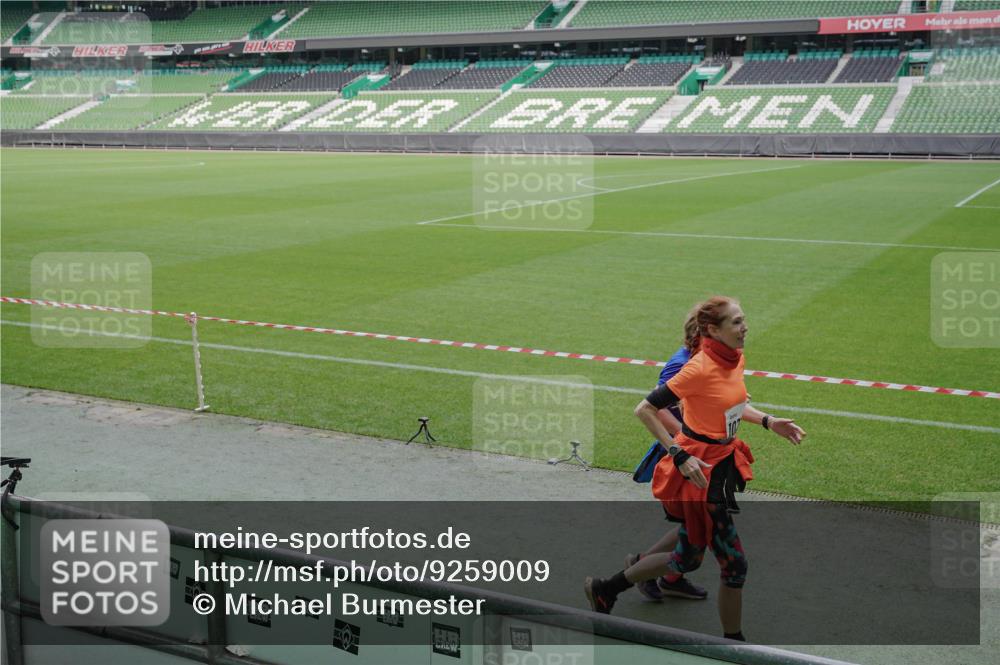 05.10.2025 - 20. swb-Marathon Bremen Michael Burmester http://msf.ph/oto/9259009 05.10.2025 10:46:36 Laufen im Stadion 7014, 7410, 9301, 9465, 9640, 9695, 9818, 9869, 9891, 9959, 10023, 10083, 10220, 10312, 10450, 10465, 10564, 10575, 10635, 10721, 10736, 10756, 10832, 10949, 10994, 11008, 11082, 11107, 11182, 11358, 11555, 11652, 11653, 9203, 9420, 9643, 9838, 10023, 10083, 10186, 10201, 10496, 10602, 10759, 10976, 11020, 11029, 11036, 11068, 11332, 11438 meine-sportfotos.de