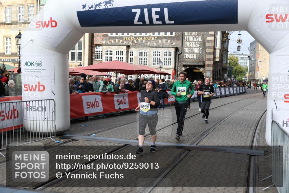 05.10.2025 - 20. swb-Marathon Bremen Yannick Fuchs http://msf.ph/oto/9259013 05.10.2025 11:17:02 Ziel 9698, 9838, 10736 meine-sportfotos.de