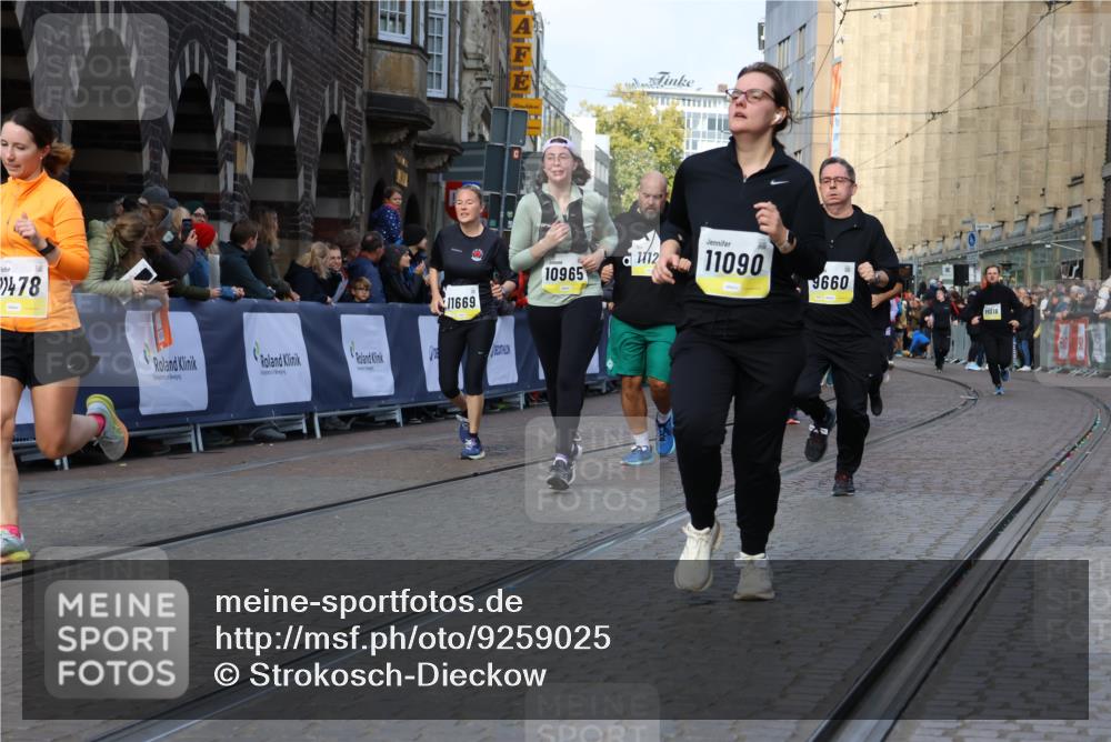 05.10.2025 - 20. swb-Marathon Bremen Strokosch-Dieckow http://msf.ph/oto/9259025 05.10.2025 11:05:02 Ziel 9220, 9409, 9642, 9660, 9668, 10965, 11016, 11090, 11121, 11171, 11180, 11412, 11478 meine-sportfotos.de