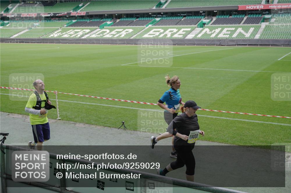 05.10.2025 - 20. swb-Marathon Bremen Michael Burmester http://msf.ph/oto/9259029 05.10.2025 10:46:40 Laufen im Stadion 7014, 7410, 9301, 9640, 9695, 9818, 9869, 9891, 9959, 10220, 10312, 10450, 10465, 10564, 10635, 10721, 10736, 10756, 10832, 10949, 10994, 11008, 11082, 11107, 11182, 11247, 11358, 11440, 11555, 11652, 11653, 9420, 9465, 9643, 9838, 10023, 10083, 10201, 10220, 10496, 10575, 10759, 10976, 11020, 11029, 11036, 11068, 11332, 11438 meine-sportfotos.de
