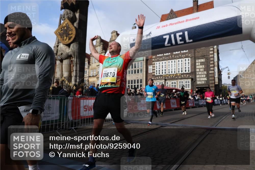 05.10.2025 - 20. swb-Marathon Bremen Yannick Fuchs http://msf.ph/oto/9259040 05.10.2025 10:56:21 Ziel 9258, 9811, 9855, 9968, 10006, 10009, 10989, 10992, 11095, 11364, 11366, 11554, 11620, 11630, 11693, 11741 meine-sportfotos.de