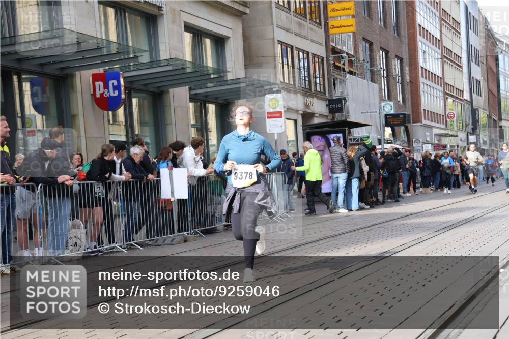 05.10.2025 - 20. swb-Marathon Bremen Strokosch-Dieckow http://msf.ph/oto/9259046 05.10.2025 10:59:30 Ziel 9005, 9378, 9381, 9473, 9604, 9612, 9673, 9991, 10290, 10291, 10311, 10420, 11267, 11444, 11456, 11582, 11639, 11644, 11720, 9005, 9378, 9381, 9473, 9604, 9612, 9673, 9991, 10290, 10291, 10311, 10420, 11267, 11444, 11456, 11582, 11639, 11644, 11720 meine-sportfotos.de