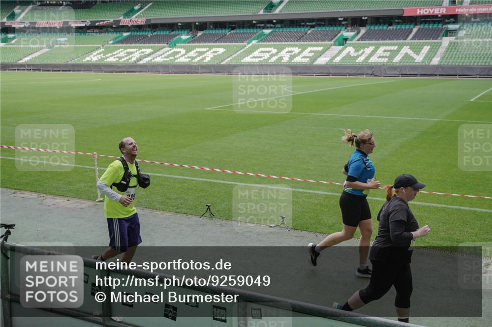 05.10.2025 - 20. swb-Marathon Bremen Michael Burmester http://msf.ph/oto/9259049 05.10.2025 10:46:41 Laufen im Stadion 7014, 7410, 9301, 9640, 9695, 9818, 9869, 9891, 9959, 10312, 10450, 10465, 10564, 10635, 10721, 10736, 10756, 10832, 10949, 10994, 11008, 11082, 11107, 11182, 11247, 11358, 11440, 11555, 11652, 11653, 9420, 9465, 9643, 9838, 10023, 10083, 10201, 10220, 10450, 10496, 10575, 10759, 10976, 11020, 11029, 11036, 11068, 11332, 11438 meine-sportfotos.de