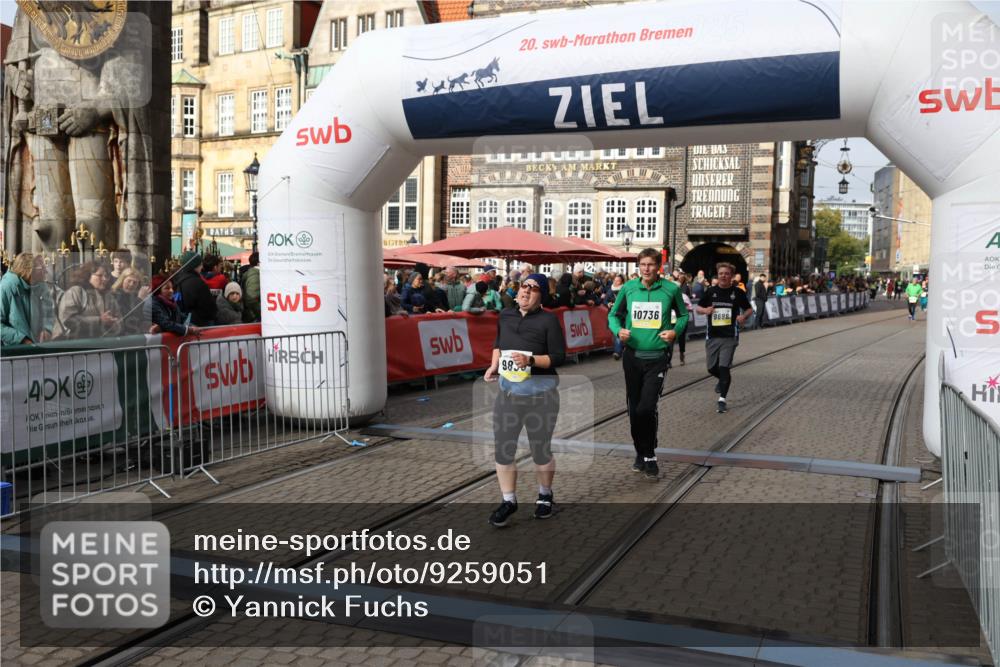 05.10.2025 - 20. swb-Marathon Bremen Yannick Fuchs http://msf.ph/oto/9259051 05.10.2025 11:17:03 Ziel 9698, 9838, 10728, 10736, 10752 meine-sportfotos.de