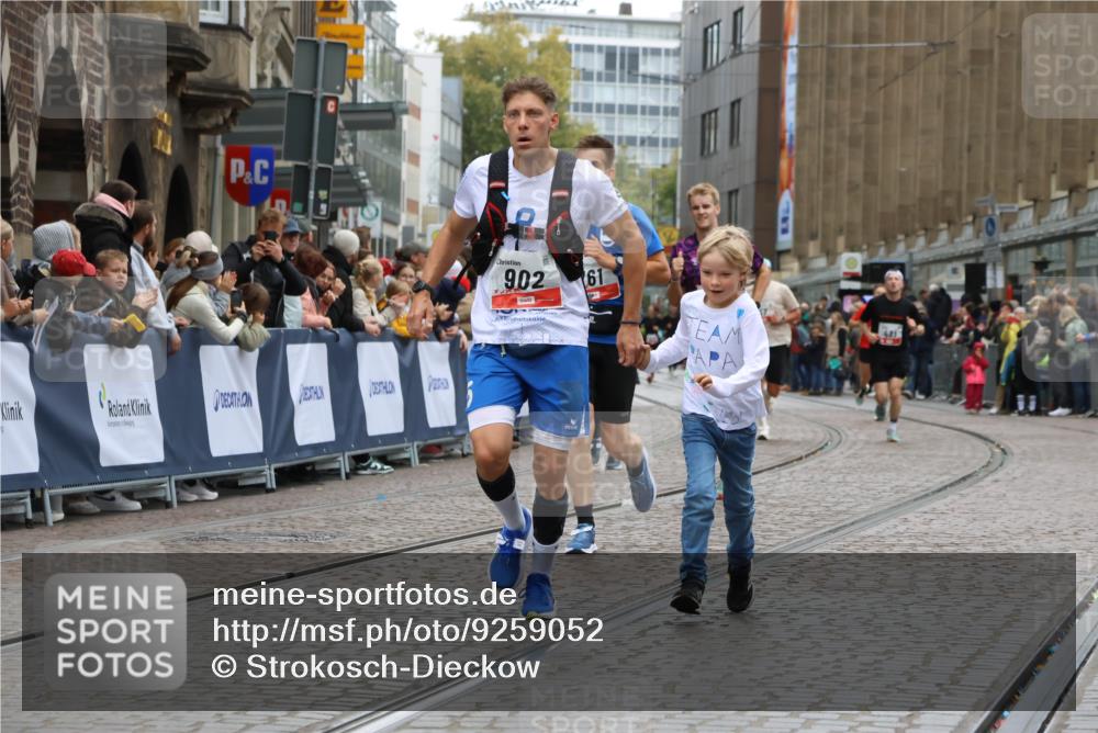 05.10.2025 - 20. swb-Marathon Bremen Strokosch-Dieckow http://msf.ph/oto/9259052 05.10.2025 12:55:58 Ziel 57, 481, 761, 787, 902, 1245, 1633, 2048, 2268, 4375 meine-sportfotos.de
