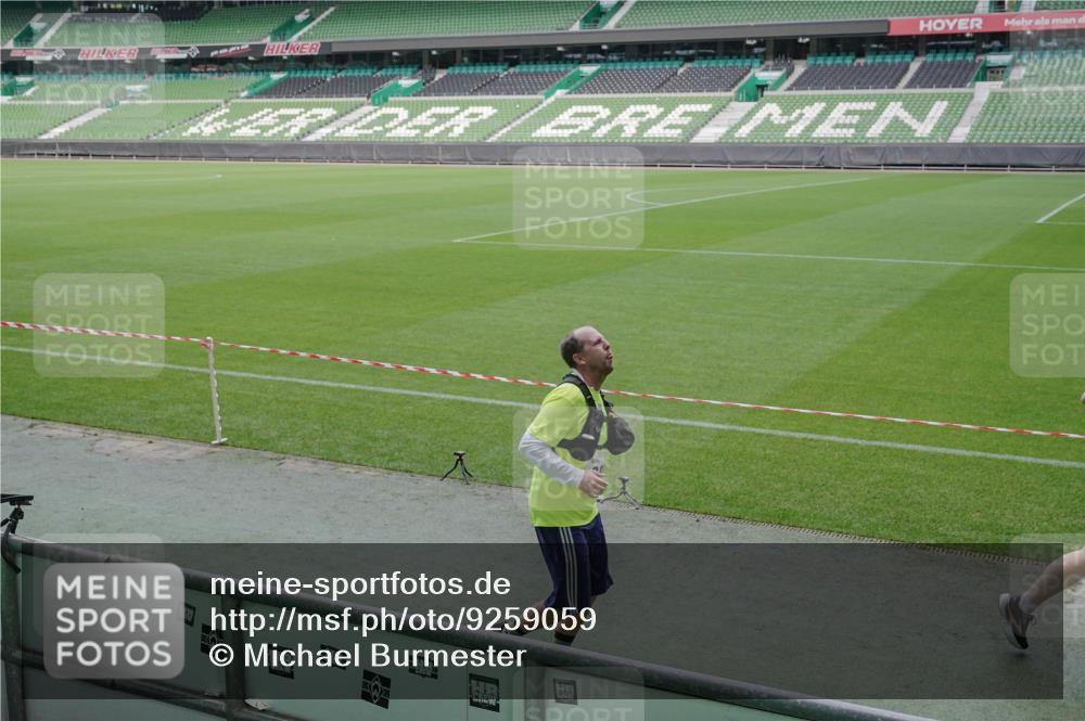 05.10.2025 - 20. swb-Marathon Bremen Michael Burmester http://msf.ph/oto/9259059 05.10.2025 10:46:41 Laufen im Stadion 7014, 7410, 9301, 9640, 9695, 9818, 9869, 9891, 9959, 10312, 10450, 10465, 10564, 10635, 10721, 10736, 10756, 10832, 10949, 10994, 11008, 11082, 11107, 11182, 11247, 11358, 11440, 11555, 11652, 11653, 9420, 9465, 9643, 9838, 10023, 10083, 10201, 10220, 10450, 10496, 10575, 10759, 10976, 11020, 11029, 11036, 11068, 11332, 11438 meine-sportfotos.de