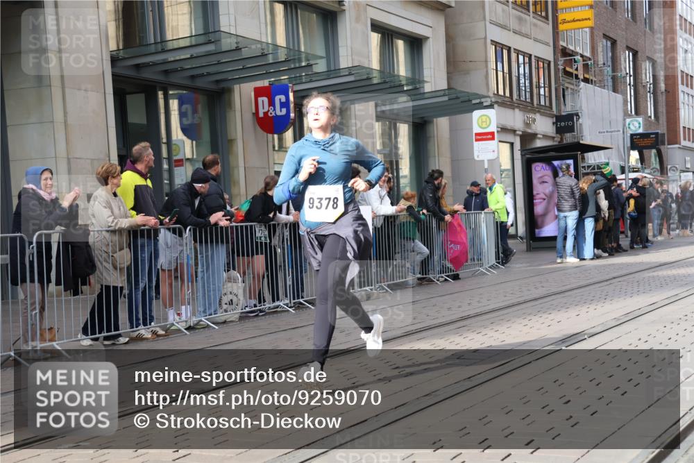 05.10.2025 - 20. swb-Marathon Bremen Strokosch-Dieckow http://msf.ph/oto/9259070 05.10.2025 10:59:31 Ziel 9005, 9378, 9381, 9473, 9604, 9612, 9673, 10290, 10291, 10311, 10420, 11266, 11444, 11582, 11639, 11644, 11720, 9005, 9378, 9381, 9473, 9604, 9612, 9673, 10290, 10291, 10311, 10420, 11266, 11444, 11582, 11639, 11644, 11720 meine-sportfotos.de