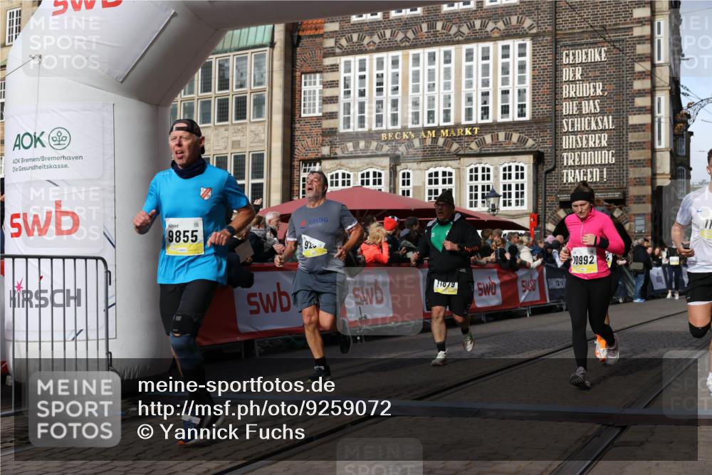 05.10.2025 - 20. swb-Marathon Bremen Yannick Fuchs http://msf.ph/oto/9259072 05.10.2025 10:56:21 Ziel 9258, 9811, 9855, 9968, 10006, 10009, 10989, 10992, 11095, 11364, 11366, 11554, 11620, 11630, 11693, 11741 meine-sportfotos.de