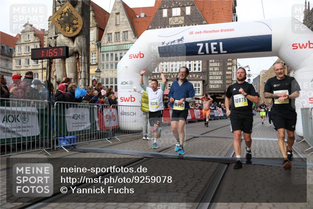 05.10.2025 - 20. swb-Marathon Bremen Yannick Fuchs http://msf.ph/oto/9259078 05.10.2025 10:47:46 Ziel 9339, 9377, 9924, 10073, 10676, 10850, 10875, 10947, 11330, 11409, 11708 meine-sportfotos.de