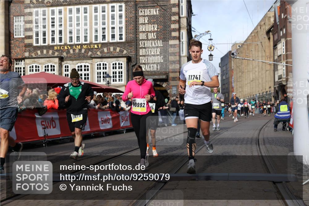 05.10.2025 - 20. swb-Marathon Bremen Yannick Fuchs http://msf.ph/oto/9259079 05.10.2025 10:56:22 Ziel 9258, 9811, 9855, 9968, 10009, 10989, 10992, 11364, 11366, 11554, 11620, 11630, 11693, 11741 meine-sportfotos.de