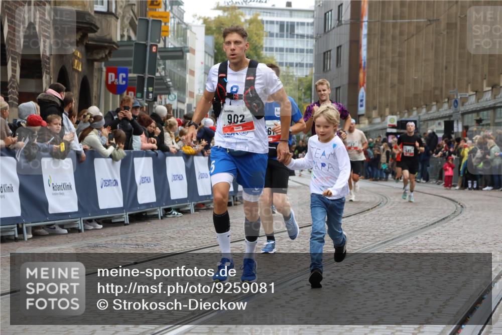 05.10.2025 - 20. swb-Marathon Bremen Strokosch-Dieckow http://msf.ph/oto/9259081 05.10.2025 12:55:58 Ziel 57, 481, 761, 787, 902, 1245, 1633, 2048, 2268, 4375 meine-sportfotos.de