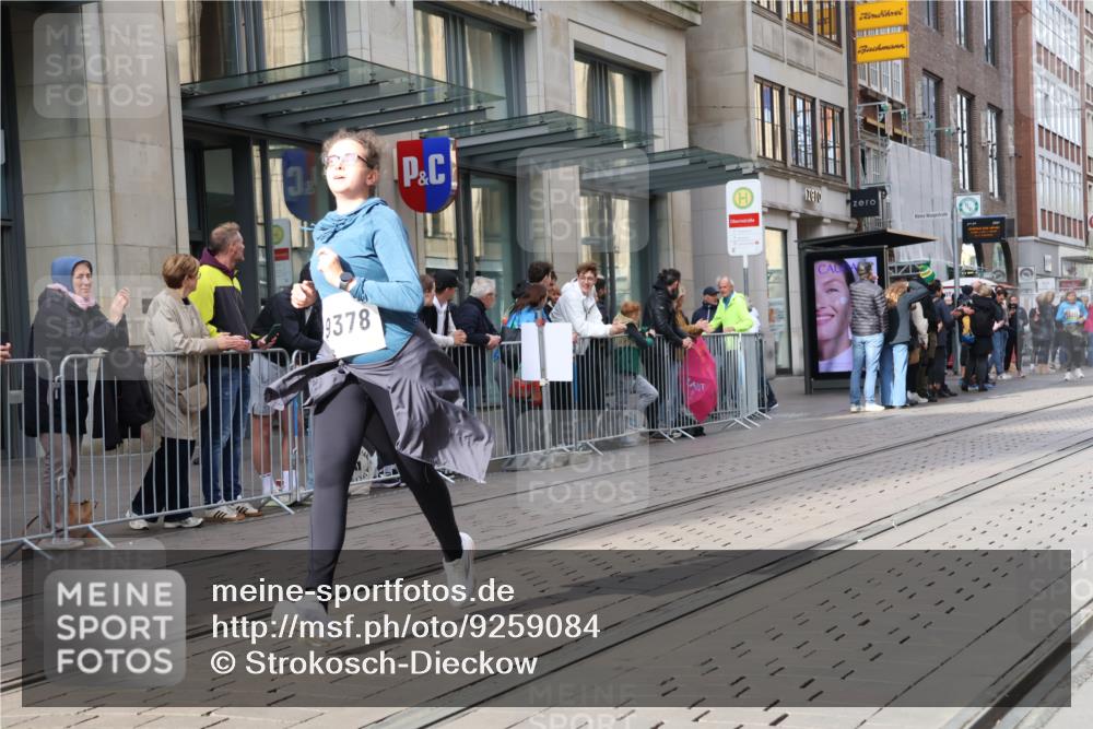 05.10.2025 - 20. swb-Marathon Bremen Strokosch-Dieckow http://msf.ph/oto/9259084 05.10.2025 10:59:31 Ziel 9005, 9378, 9381, 9473, 9604, 9612, 9673, 10290, 10291, 10311, 10420, 11266, 11444, 11582, 11639, 11644, 11720, 9005, 9378, 9381, 9473, 9604, 9612, 9673, 10290, 10291, 10311, 10420, 11266, 11444, 11582, 11639, 11644, 11720 meine-sportfotos.de