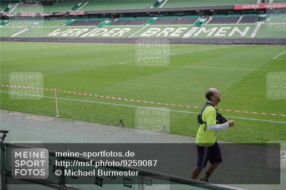 05.10.2025 - 20. swb-Marathon Bremen Michael Burmester http://msf.ph/oto/9259087 05.10.2025 10:46:42 Laufen im Stadion 7014, 7410, 9301, 9640, 9695, 9818, 9869, 9891, 9959, 10312, 10465, 10564, 10635, 10721, 10736, 10756, 10832, 10949, 10994, 11008, 11082, 11107, 11182, 11247, 11358, 11440, 11555, 11652, 11653, 9420, 9465, 9643, 9838, 10023, 10083, 10220, 10450, 10496, 10575, 10759, 10976, 11020, 11029, 11036, 11068, 11082, 11332, 11438 meine-sportfotos.de