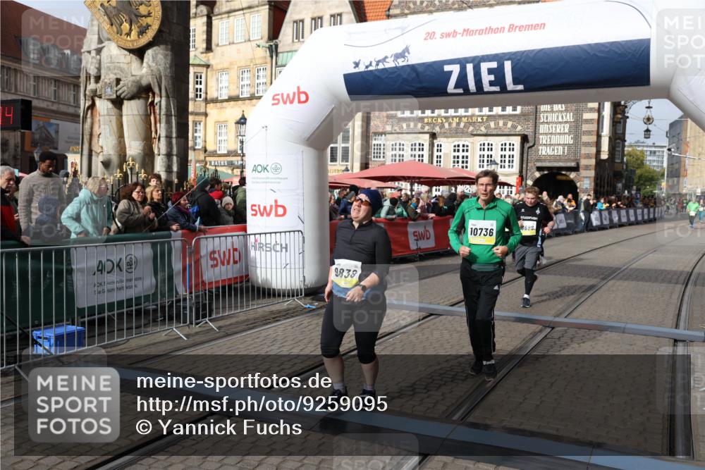 05.10.2025 - 20. swb-Marathon Bremen Yannick Fuchs http://msf.ph/oto/9259095 05.10.2025 11:17:03 Ziel 9698, 9838, 10728, 10736, 10752 meine-sportfotos.de