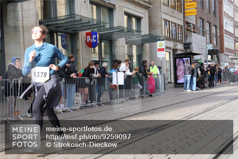 05.10.2025 - 20. swb-Marathon Bremen Strokosch-Dieckow http://msf.ph/oto/9259097 05.10.2025 10:59:32 Ziel 9005, 9378, 9381, 9473, 9604, 9612, 9666, 9673, 10138, 10290, 10291, 10311, 10420, 10572, 11266, 11444, 11582, 11639, 11644, 11720, 9005, 9378, 9381, 9473, 9604, 9612, 9666, 9673, 10138, 10290, 10291, 10311, 10420, 10572, 11266, 11444, 11582, 11639, 11644, 11720 meine-sportfotos.de