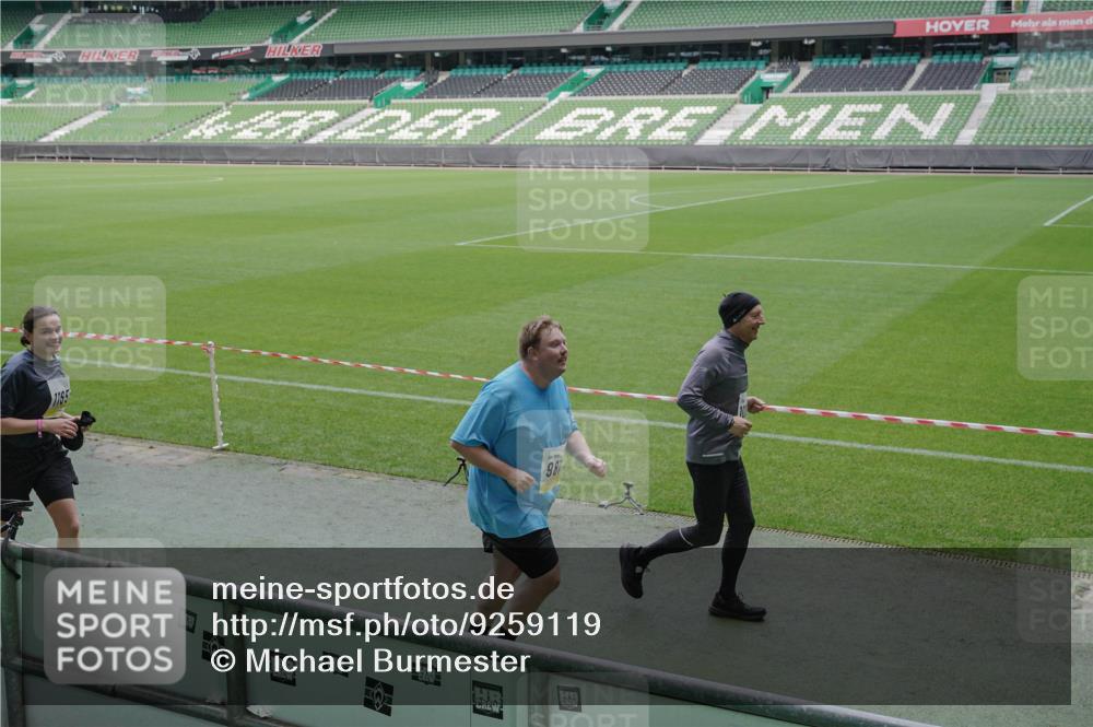 05.10.2025 - 20. swb-Marathon Bremen Michael Burmester http://msf.ph/oto/9259119 05.10.2025 10:46:44 Laufen im Stadion 7014, 7410, 9301, 9640, 9695, 9818, 9869, 9891, 9959, 10312, 10465, 10564, 10635, 10721, 10736, 10756, 10832, 10949, 10994, 11008, 11107, 11182, 11247, 11358, 11440, 11555, 11652, 11653, 9420, 9465, 9643, 9838, 10023, 10083, 10220, 10450, 10496, 10575, 10759, 10976, 11029, 11036, 11068, 11082, 11332, 11438 meine-sportfotos.de