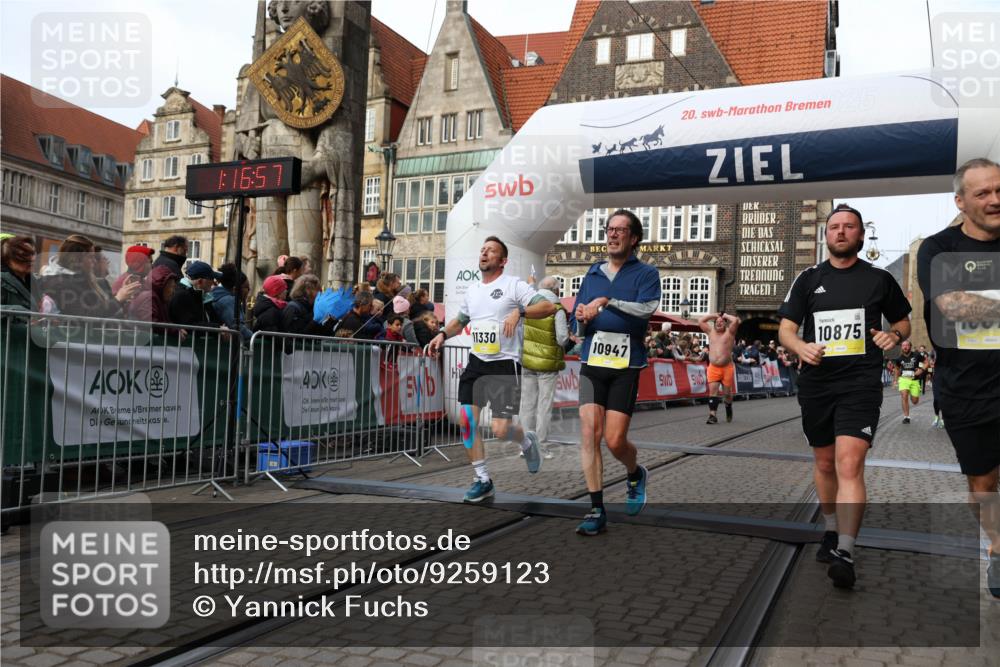 05.10.2025 - 20. swb-Marathon Bremen Yannick Fuchs http://msf.ph/oto/9259123 05.10.2025 10:47:46 Ziel 9339, 9377, 9924, 10073, 10676, 10850, 10875, 10947, 11330, 11409, 11708 meine-sportfotos.de