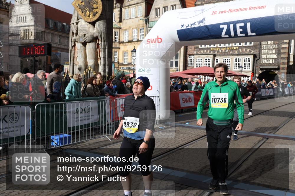 05.10.2025 - 20. swb-Marathon Bremen Yannick Fuchs http://msf.ph/oto/9259126 05.10.2025 11:17:04 Ziel 9698, 9838, 10728, 10736, 10752 meine-sportfotos.de
