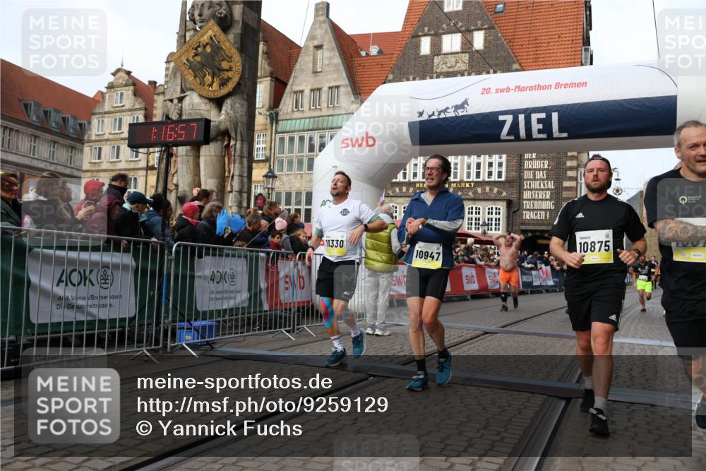 05.10.2025 - 20. swb-Marathon Bremen Yannick Fuchs http://msf.ph/oto/9259129 05.10.2025 10:47:46 Ziel 9339, 9377, 9924, 10073, 10676, 10850, 10875, 10947, 11330, 11409, 11708 meine-sportfotos.de