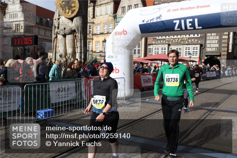 05.10.2025 - 20. swb-Marathon Bremen Yannick Fuchs http://msf.ph/oto/9259140 05.10.2025 11:17:04 Ziel 9698, 9838, 10728, 10736, 10752 meine-sportfotos.de