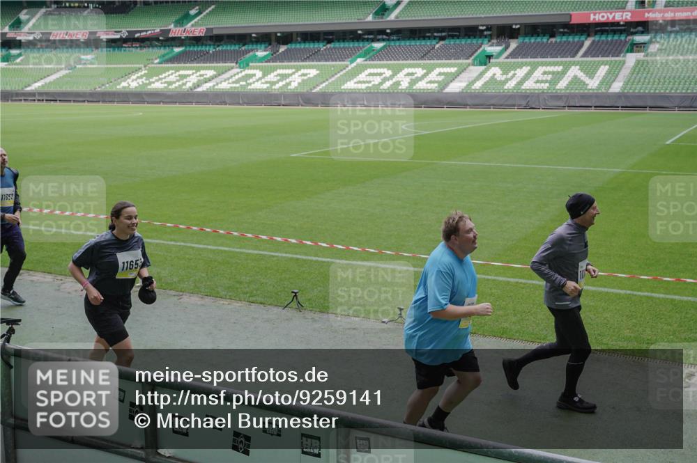 05.10.2025 - 20. swb-Marathon Bremen Michael Burmester http://msf.ph/oto/9259141 05.10.2025 10:46:45 Laufen im Stadion 7014, 7410, 9301, 9640, 9695, 9818, 9869, 9891, 9959, 10312, 10465, 10564, 10635, 10721, 10736, 10756, 10832, 10949, 10994, 11008, 11107, 11182, 11247, 11358, 11440, 11555, 11652, 11653, 9420, 9465, 9643, 9838, 10023, 10083, 10220, 10450, 10496, 10575, 10759, 10976, 11036, 11082, 11332, 11438 meine-sportfotos.de