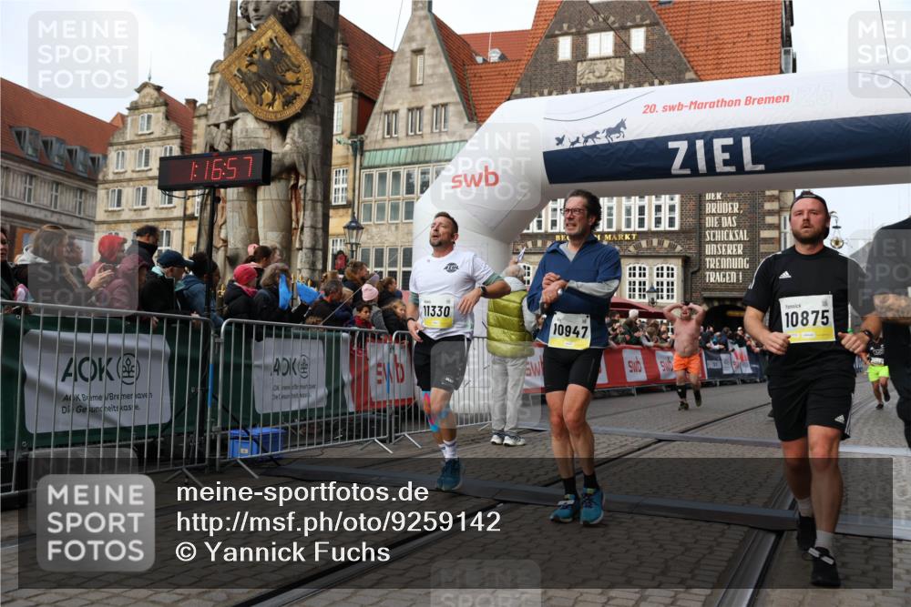 05.10.2025 - 20. swb-Marathon Bremen Yannick Fuchs http://msf.ph/oto/9259142 05.10.2025 10:47:46 Ziel 9339, 9377, 9924, 10073, 10676, 10850, 10875, 10947, 11330, 11409, 11708 meine-sportfotos.de