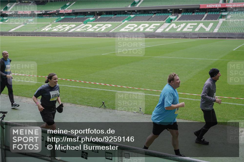 05.10.2025 - 20. swb-Marathon Bremen Michael Burmester http://msf.ph/oto/9259146 05.10.2025 10:46:45 Laufen im Stadion 7014, 7410, 9301, 9640, 9695, 9818, 9869, 9891, 9959, 10312, 10465, 10564, 10635, 10721, 10736, 10756, 10832, 10949, 10994, 11008, 11107, 11182, 11247, 11358, 11440, 11555, 11652, 11653, 9420, 9465, 9643, 9838, 10023, 10083, 10220, 10450, 10496, 10575, 10759, 10976, 11036, 11082, 11332, 11438 meine-sportfotos.de