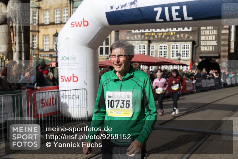 05.10.2025 - 20. swb-Marathon Bremen Yannick Fuchs http://msf.ph/oto/9259152 05.10.2025 11:17:05 Ziel 9698, 9838, 10728, 10736, 10752 meine-sportfotos.de