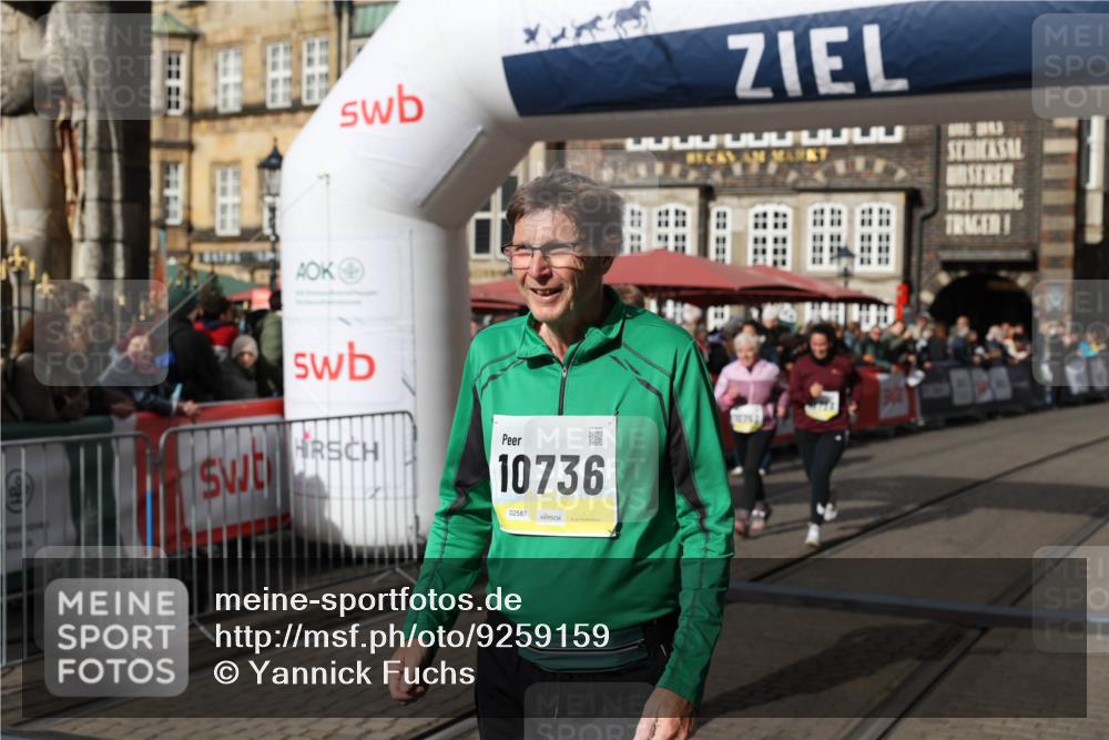 05.10.2025 - 20. swb-Marathon Bremen Yannick Fuchs http://msf.ph/oto/9259159 05.10.2025 11:17:05 Ziel 9698, 9838, 10728, 10736, 10752 meine-sportfotos.de