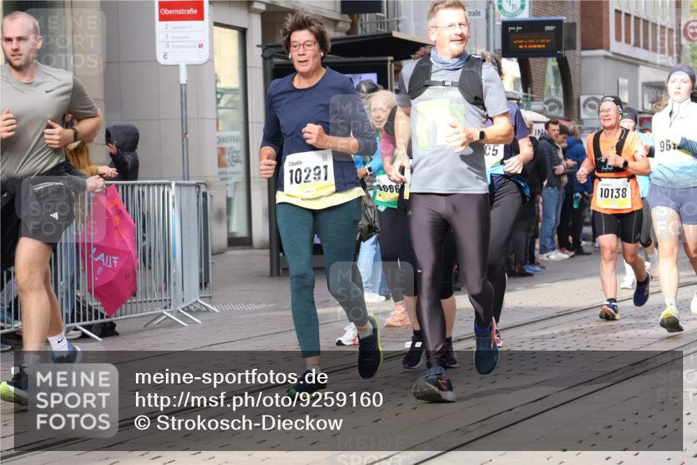 05.10.2025 - 20. swb-Marathon Bremen Strokosch-Dieckow http://msf.ph/oto/9259160 05.10.2025 10:59:38 Ziel 7621, 9005, 9378, 9381, 9473, 9603, 9604, 9611, 9612, 9666, 9673, 10138, 10290, 10291, 10311, 10489, 10572, 11026, 11125, 11266, 11444, 11582, 11600, 11639, 11644, 7621, 9005, 9378, 9381, 9473, 9603, 9604, 9611, 9612, 9666, 9673, 10138, 10290, 10291, 10311, 10489, 10572, 11026, 11125, 11266, 11444, 11582, 11600, 11639, 11644 meine-sportfotos.de