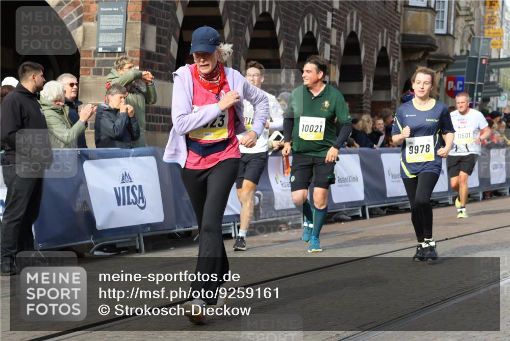 05.10.2025 - 20. swb-Marathon Bremen Strokosch-Dieckow http://msf.ph/oto/9259161 05.10.2025 11:05:11 Ziel 9440, 9668, 9690, 9908, 9978, 10018, 10021, 10255, 10343, 10990, 11016, 11323, 11501, 11540, 11650, 11707 meine-sportfotos.de