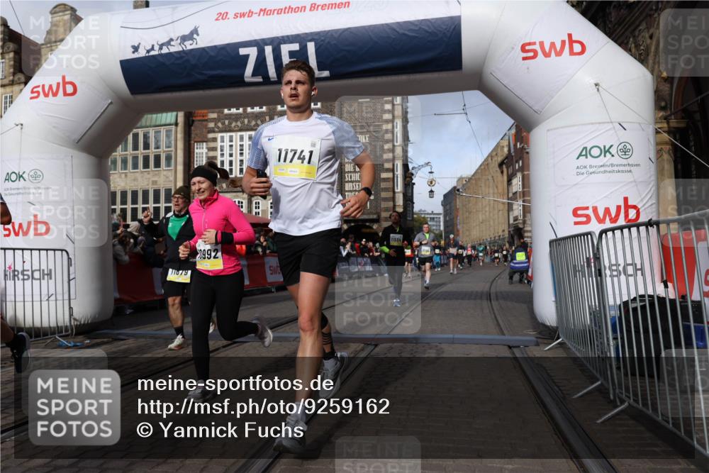 05.10.2025 - 20. swb-Marathon Bremen Yannick Fuchs http://msf.ph/oto/9259162 05.10.2025 10:56:23 Ziel 9258, 9855, 9968, 10009, 10196, 10989, 10992, 11364, 11366, 11554, 11630, 11693, 11741 meine-sportfotos.de