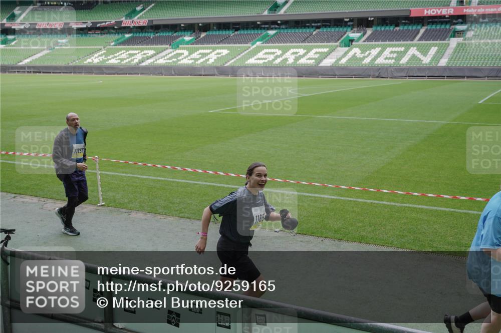 05.10.2025 - 20. swb-Marathon Bremen Michael Burmester http://msf.ph/oto/9259165 05.10.2025 10:46:46 Laufen im Stadion 7014, 7410, 9301, 9640, 9695, 9818, 9869, 9891, 9959, 10312, 10465, 10564, 10635, 10721, 10736, 10756, 10832, 10949, 10994, 11008, 11043, 11107, 11182, 11247, 11358, 11440, 11555, 11652, 11653, 9420, 9465, 9643, 9838, 10023, 10083, 10220, 10450, 10496, 10575, 10759, 10976, 11036, 11082, 11332, 11438 meine-sportfotos.de