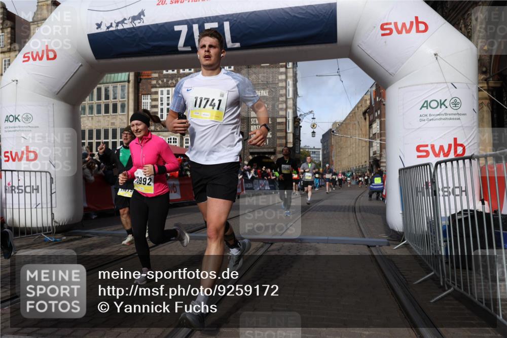05.10.2025 - 20. swb-Marathon Bremen Yannick Fuchs http://msf.ph/oto/9259172 05.10.2025 10:56:23 Ziel 9258, 9855, 9968, 10009, 10196, 10989, 10992, 11364, 11366, 11554, 11630, 11693, 11741 meine-sportfotos.de