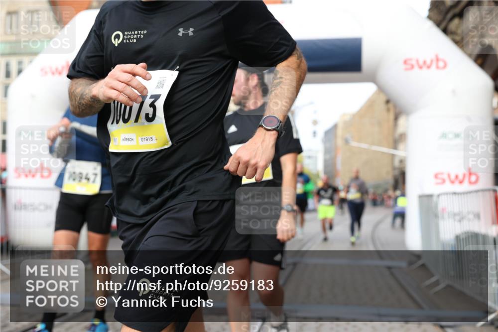 05.10.2025 - 20. swb-Marathon Bremen Yannick Fuchs http://msf.ph/oto/9259183 05.10.2025 10:47:47 Ziel 9339, 9377, 9924, 10073, 10676, 10850, 10875, 10947, 11330, 11409, 11708 meine-sportfotos.de