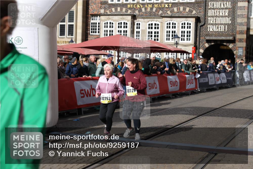 05.10.2025 - 20. swb-Marathon Bremen Yannick Fuchs http://msf.ph/oto/9259187 05.10.2025 11:17:06 Ziel 9698, 9838, 10728, 10736, 10752 meine-sportfotos.de
