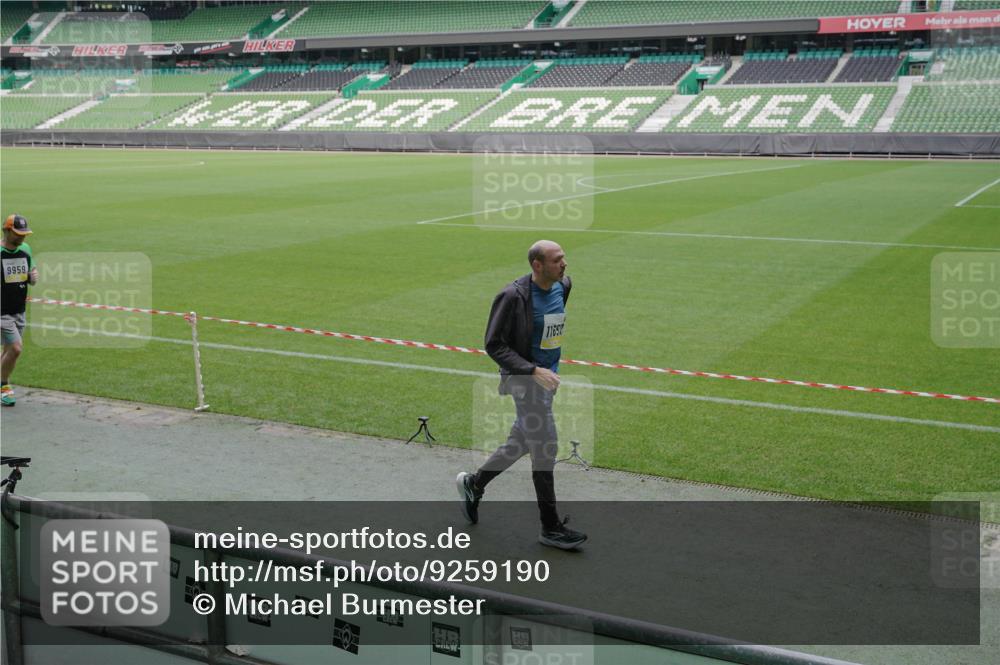 05.10.2025 - 20. swb-Marathon Bremen Michael Burmester http://msf.ph/oto/9259190 05.10.2025 10:46:47 Laufen im Stadion 7014, 7410, 9301, 9640, 9695, 9818, 9869, 9891, 9959, 10312, 10465, 10564, 10635, 10721, 10736, 10756, 10832, 10949, 10994, 11008, 11043, 11107, 11182, 11247, 11358, 11440, 11555, 11652, 11653, 9420, 9465, 9643, 9838, 9869, 10023, 10083, 10220, 10312, 10450, 10465, 10496, 10575, 10759, 10976, 11036, 11082, 11332, 11438 meine-sportfotos.de