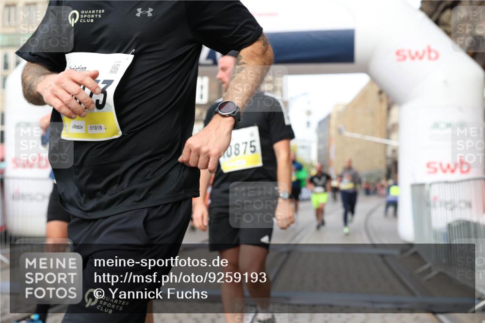 05.10.2025 - 20. swb-Marathon Bremen Yannick Fuchs http://msf.ph/oto/9259193 05.10.2025 10:47:47 Ziel 9339, 9377, 9924, 10073, 10676, 10850, 10875, 10947, 11330, 11409, 11708 meine-sportfotos.de