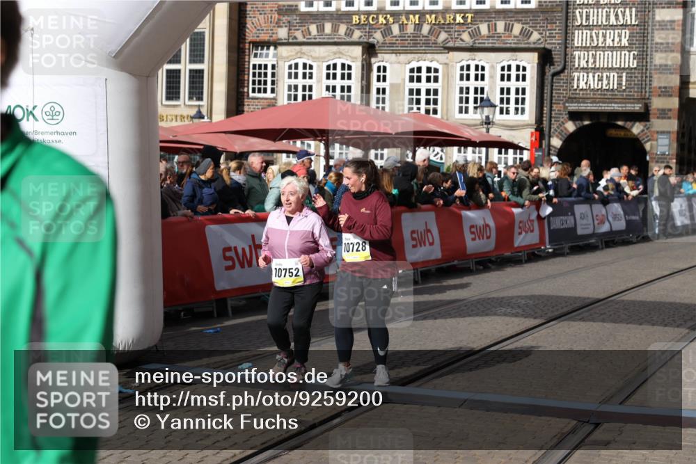 05.10.2025 - 20. swb-Marathon Bremen Yannick Fuchs http://msf.ph/oto/9259200 05.10.2025 11:17:06 Ziel 9698, 9838, 10728, 10736, 10752 meine-sportfotos.de