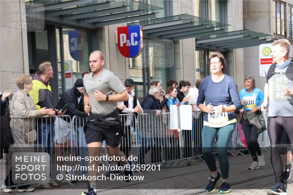 05.10.2025 - 20. swb-Marathon Bremen Strokosch-Dieckow http://msf.ph/oto/9259201 05.10.2025 10:59:39 Ziel 7621, 9005, 9378, 9381, 9603, 9604, 9611, 9612, 9666, 9673, 10138, 10290, 10291, 10311, 10489, 10572, 11026, 11125, 11266, 11444, 11582, 11600, 11639, 11644, 11713, 7621, 9005, 9378, 9381, 9603, 9604, 9611, 9612, 9666, 9673, 10138, 10290, 10291, 10311, 10489, 10572, 11026, 11125, 11266, 11444, 11582, 11600, 11639, 11644 meine-sportfotos.de