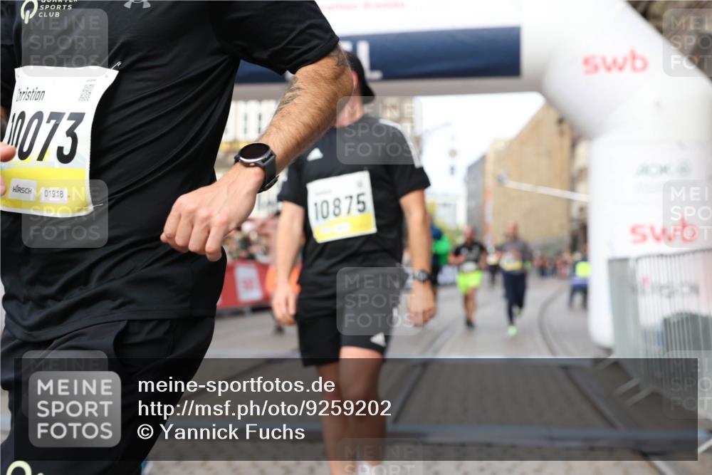 05.10.2025 - 20. swb-Marathon Bremen Yannick Fuchs http://msf.ph/oto/9259202 05.10.2025 10:47:47 Ziel 9339, 9377, 9924, 10073, 10676, 10850, 10875, 10947, 11330, 11409, 11708 meine-sportfotos.de