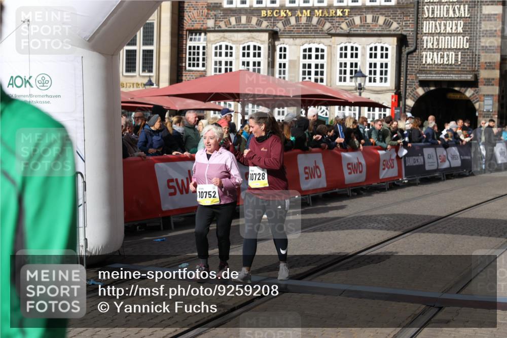 05.10.2025 - 20. swb-Marathon Bremen Yannick Fuchs http://msf.ph/oto/9259208 05.10.2025 11:17:06 Ziel 9698, 9838, 10728, 10736, 10752 meine-sportfotos.de