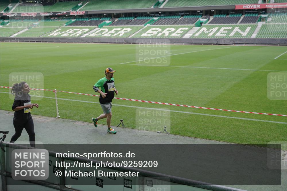 05.10.2025 - 20. swb-Marathon Bremen Michael Burmester http://msf.ph/oto/9259209 05.10.2025 10:46:49 Laufen im Stadion 7014, 7410, 9301, 9640, 9695, 9818, 9891, 9959, 10564, 10635, 10721, 10736, 10756, 10832, 10949, 10994, 11008, 11043, 11107, 11182, 11247, 11358, 11440, 11555, 11652, 11653, 7410, 9420, 9465, 9869, 10023, 10083, 10220, 10312, 10450, 10465, 10575, 10759, 10949, 11036, 11082, 11332, 11438 meine-sportfotos.de