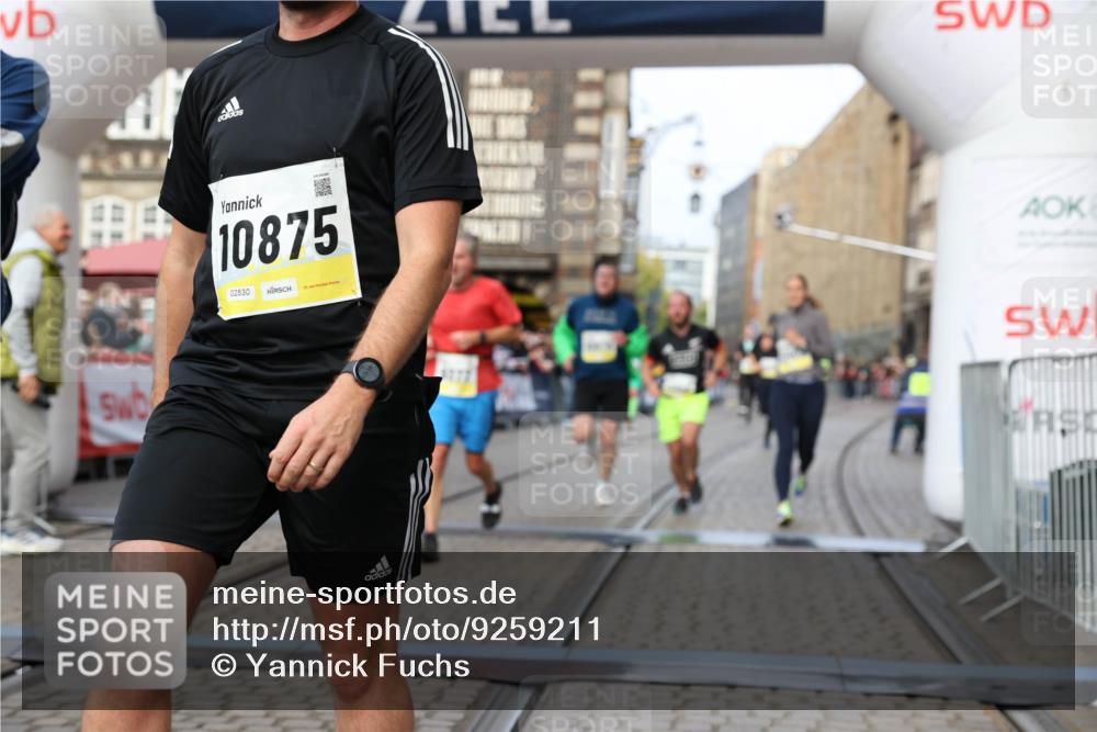 05.10.2025 - 20. swb-Marathon Bremen Yannick Fuchs http://msf.ph/oto/9259211 05.10.2025 10:47:48 Ziel 9339, 9377, 10062, 10073, 10676, 10850, 10875, 10947, 11244, 11330, 11409, 11708 meine-sportfotos.de